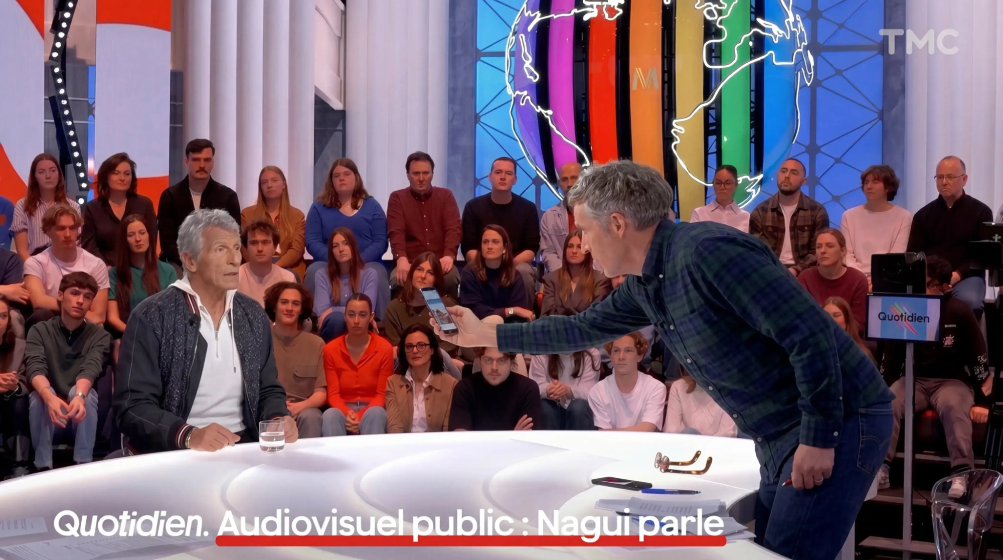 Yann Barthès montre le téléphone de Sophie à Nagui